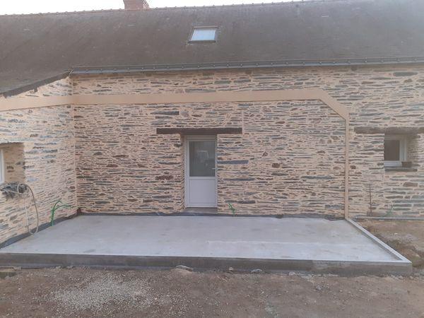 Réalisation joints de façade avec préparation d'une bande de redressement et dalle béton à Guémené-Penfao
