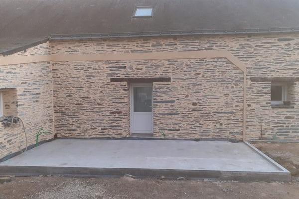 Réalisation joints de façade avec préparation d'une bande de redressement et dalle béton à Guémené-Penfao